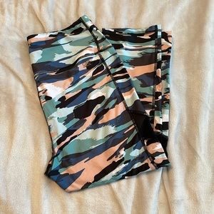 Pattered leggings, C&C California, size L, EUC - bundle only